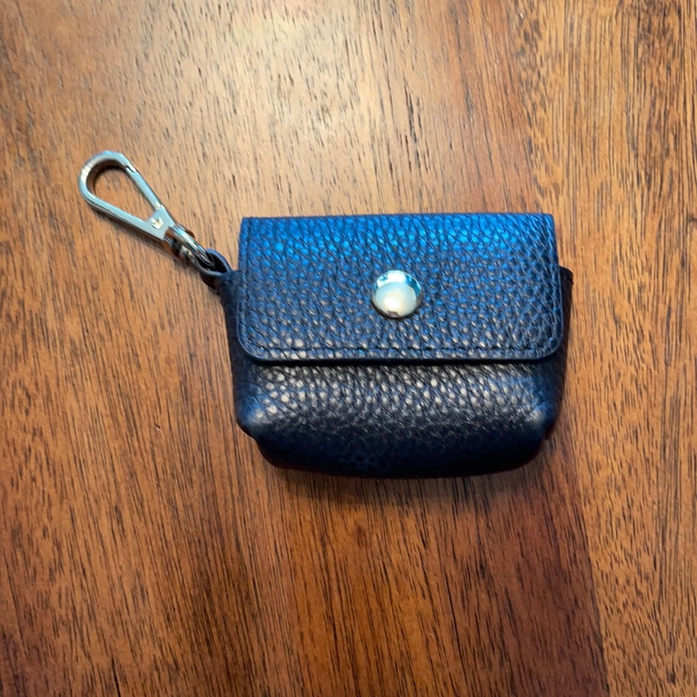 Bandolier Avery AIR POD PRO case in black/gold